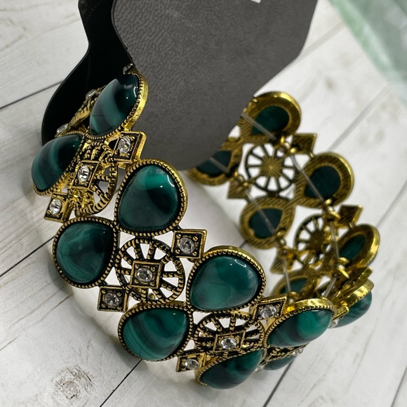 Express Jewelry - NWT Express Goldtone/Green Stretch Bracelet